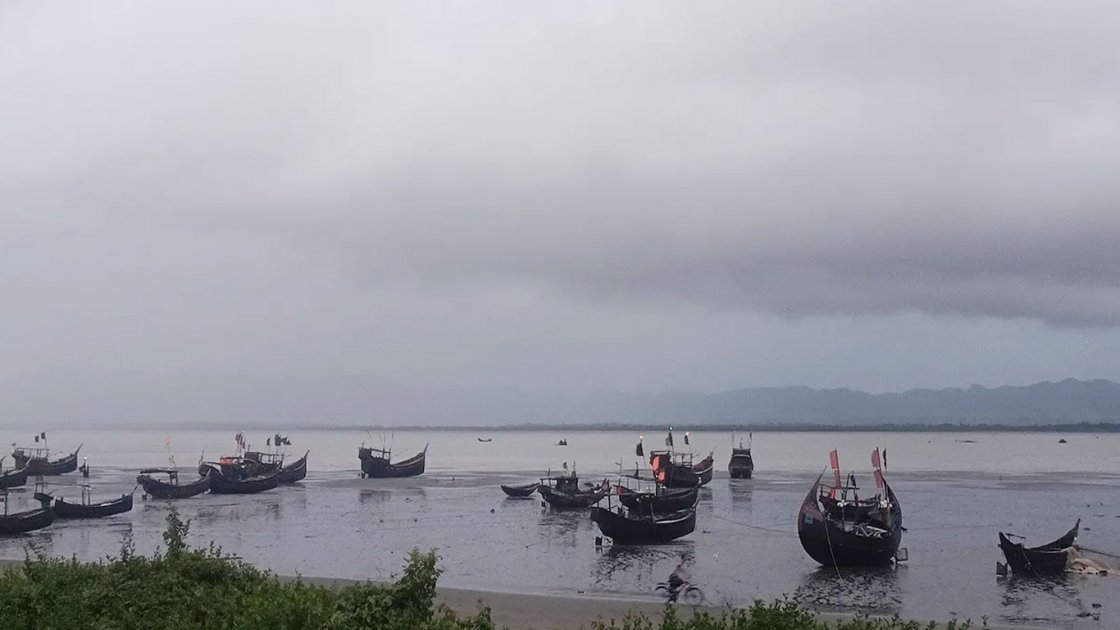 কক্সবাজারে ঝড়ে ট্রলারডুবি, দুই জেলের মৃত্যু