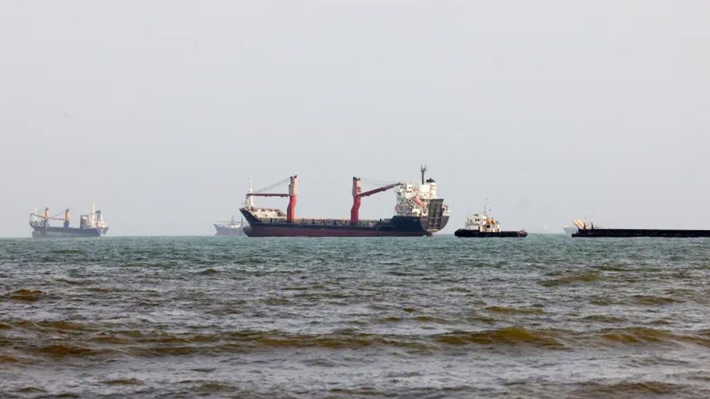হরমুজ প্রণালী অতিক্রম করেছে মাত্র ৬টি জাহাজ