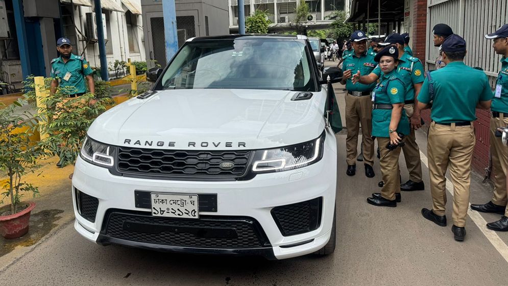 মন্ত্রীর গাড়ি উল্টোপথে চলায় মামলা, নজিরবিহীন ঘটনা