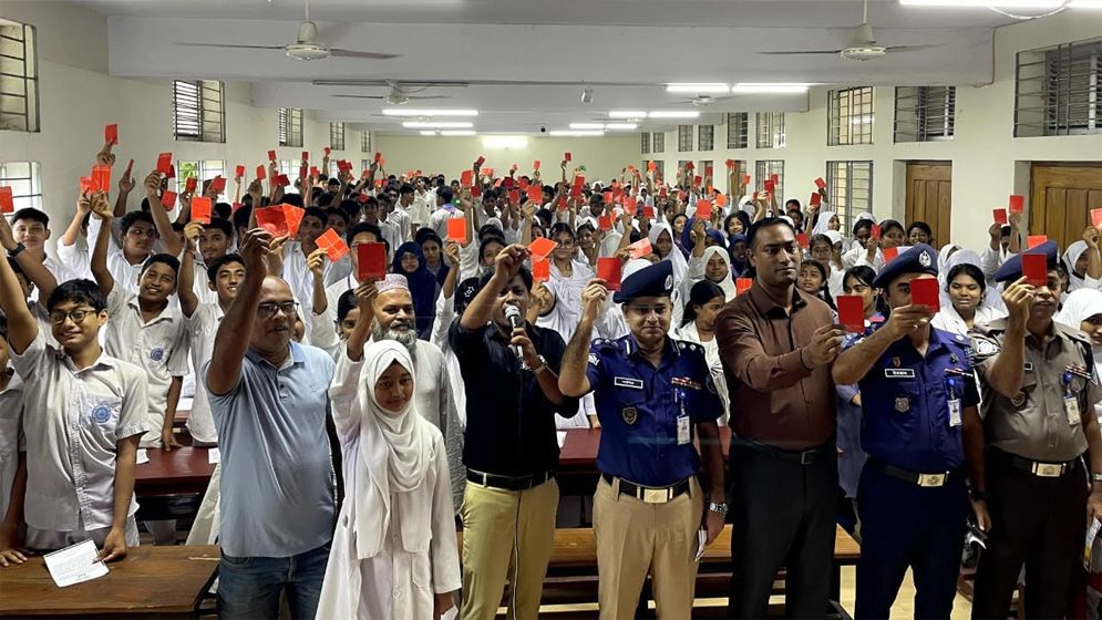 শিক্ষার্থীদের শপথ: মাদক ও কিশোর অপরাধের বিরুদ্ধে লাল কার্ড