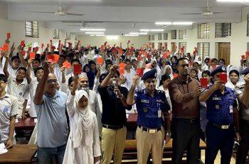 শিক্ষার্থীদের শপথ: মাদক ও কিশোর অপরাধের বিরুদ্ধে লাল কার্ড