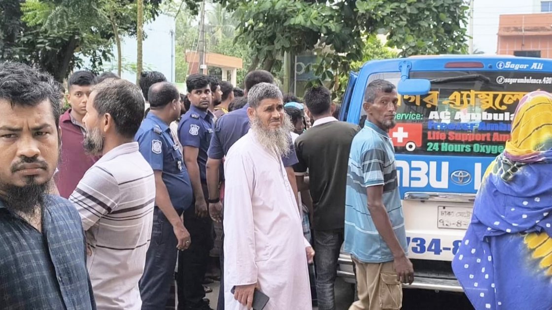 মাদারীপুরে পুলিশের গাড়ি উল্টে নিহত ১, আহত ১০