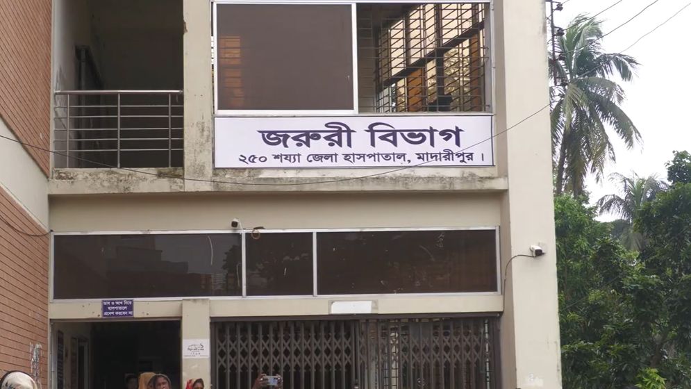 মাদারীপুরে পুলিশের পিকআপ উল্টে নিহত ১, আহত ১০
