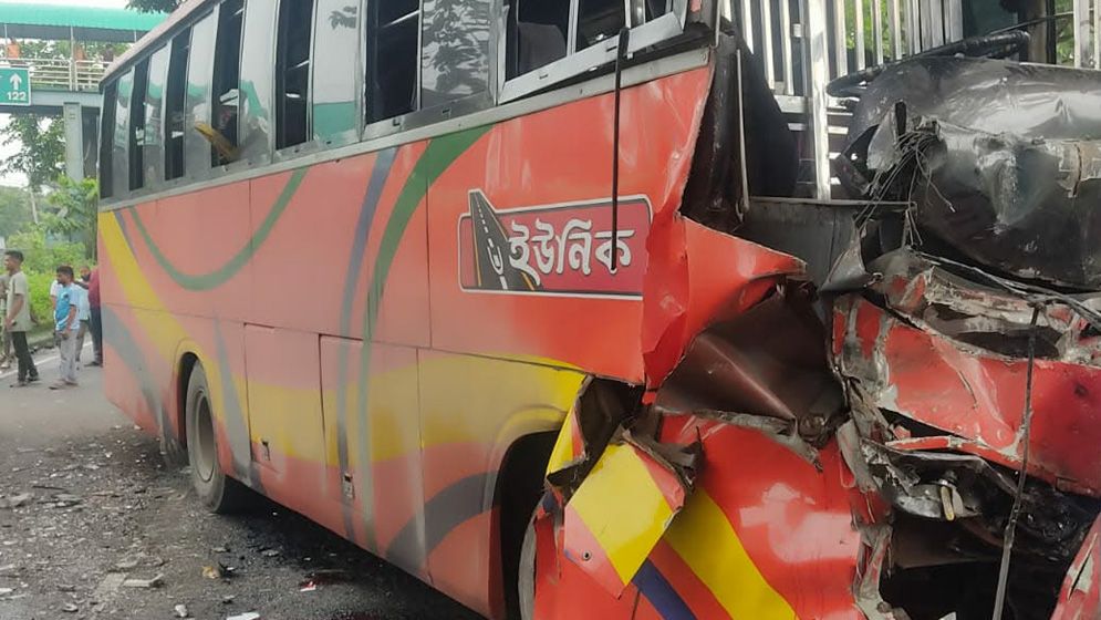 ফেনীতে বাসের ধাক্কায় কাভার্ডভ্যানে নিহত তিন