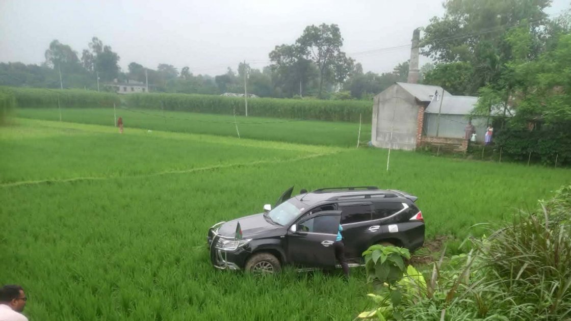 জনপ্রশাসন প্রতিমন্ত্রীর গাড়ি দুর্ঘটনায় নারী গুরুতর আহত