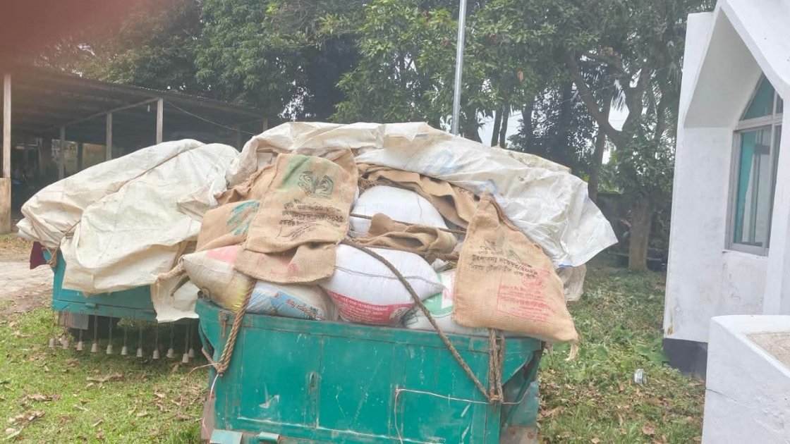 নেত্রকোণায় সরকারি চাল পাচারের সময় দুই হ্যান্ডট্রলি জব্দ