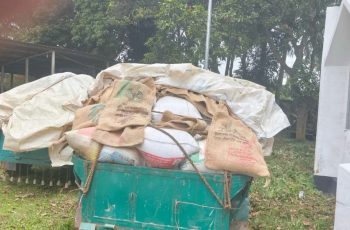 নেত্রকোণায় সরকারি চাল পাচারের সময় দুই হ্যান্ডট্রলি জব্দ
