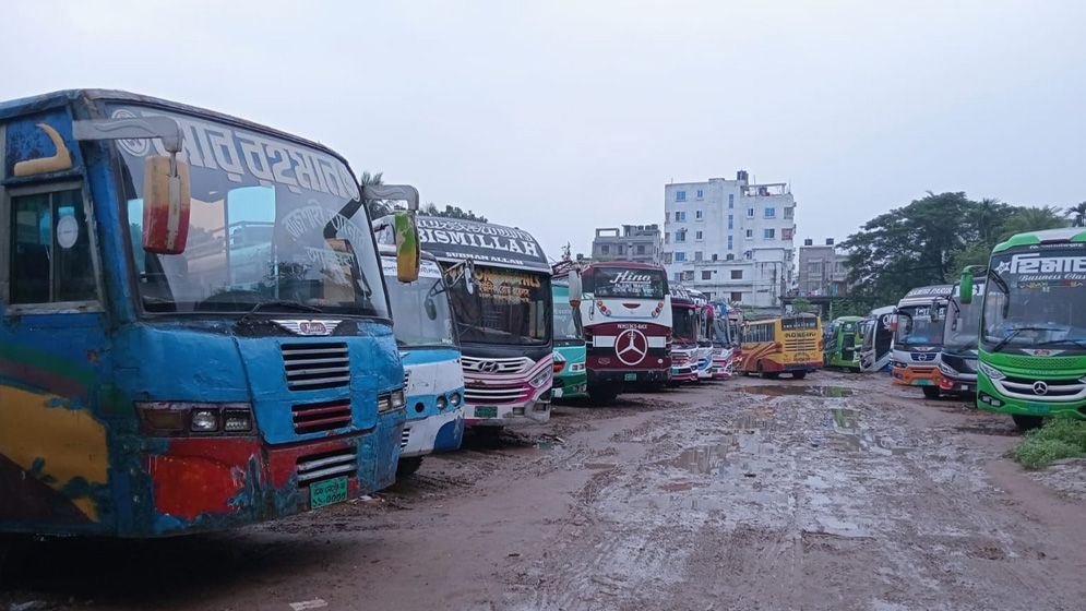 রাজশাহী থেকে ঢাকাসহ বাস চলাচল বন্ধ, যাত্রীরা বিপাকে