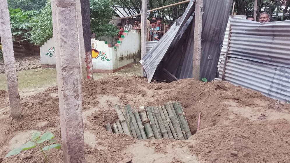 কুষ্টিয়ায় পীর শামীমের মরদেহ কবর থেকে তুলে দরবারে দাফন
