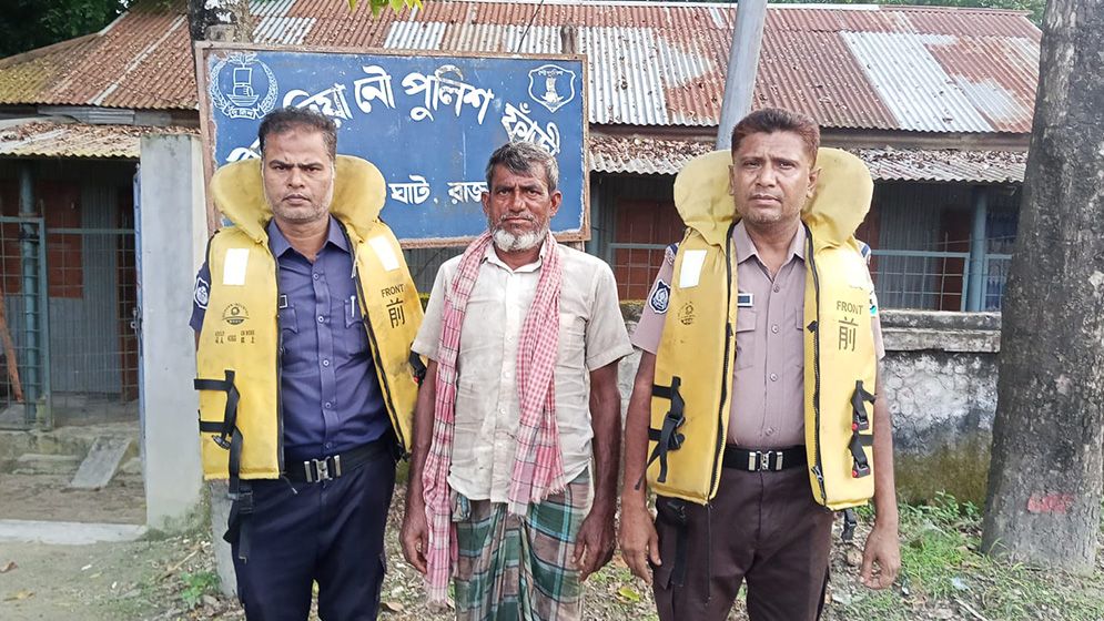 রাজবাড়ীতে এক হাজার মিটার অবৈধ কা‌রেন্ট জালসহ মৎস্য শিকারি আটক