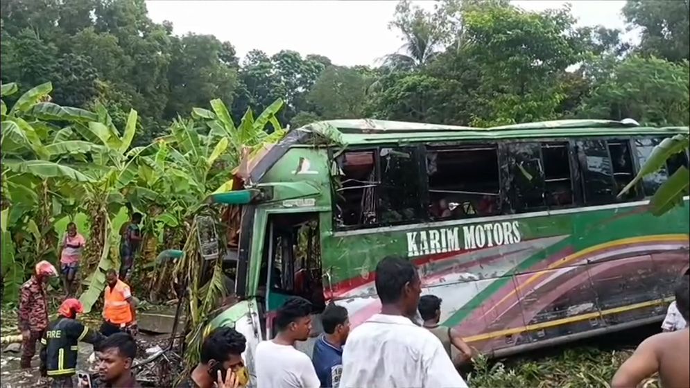 গোপালগঞ্জে যাত্রীবাহী বাস খাদে পড়ে ৩ জনের মৃত্যু