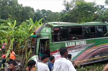 গোপালগঞ্জে যাত্রীবাহী বাস খাদে পড়ে ৩ জনের মৃত্যু