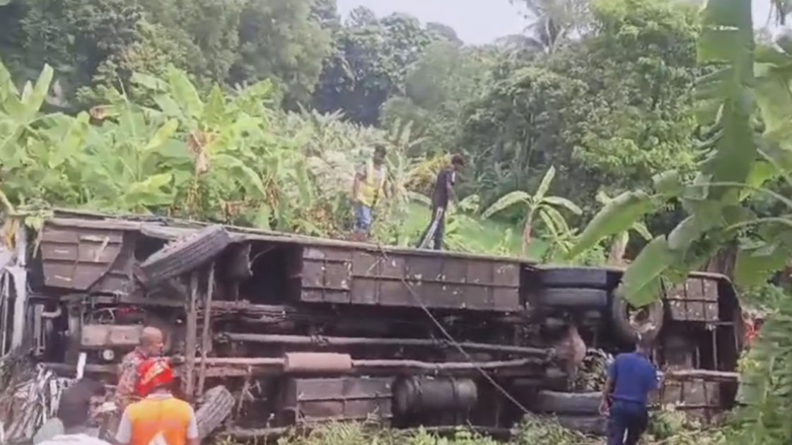 গোপালগঞ্জে বাস খাদে পড়ে নিহত ৩, আহত ৩০