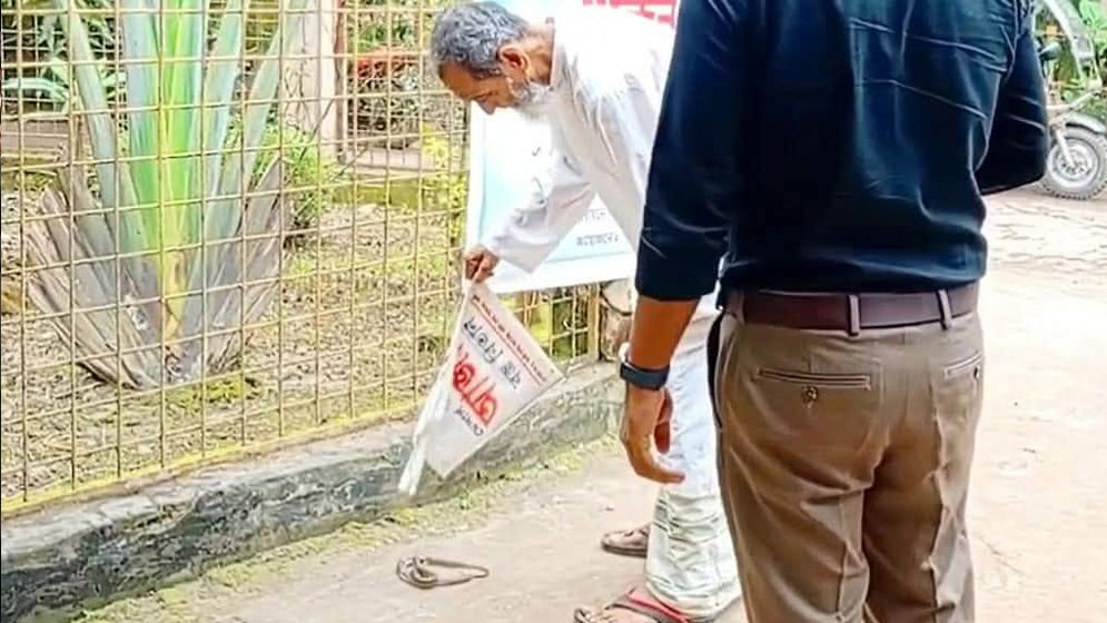 স্বামী সাপ মেরে স্ত্রীকে হাসপাতালে নিয়ে গেলেন