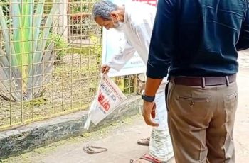 স্বামী সাপ মেরে স্ত্রীকে হাসপাতালে নিয়ে গেলেন