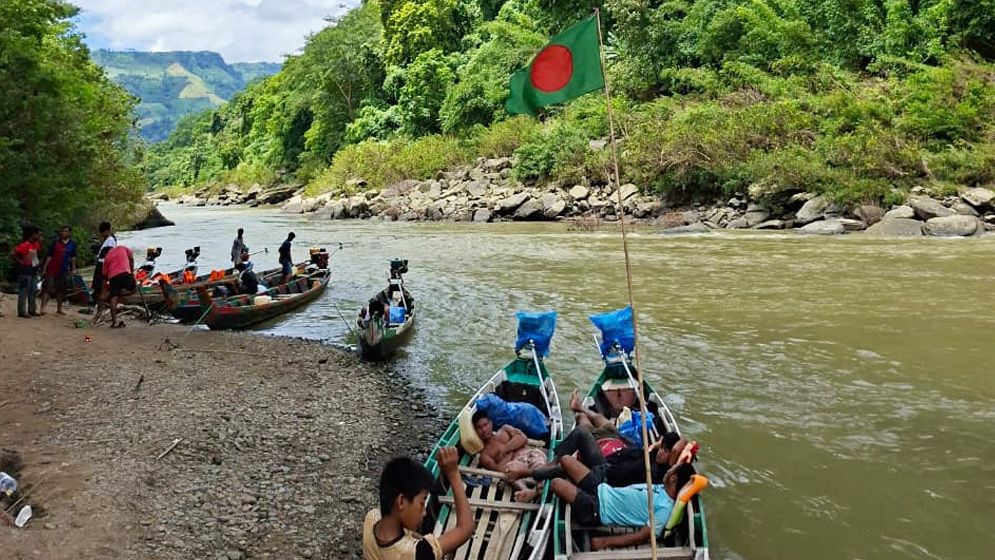 পাহাড়ে ভ্রমণের চ্যালেঞ্জ: এক তরুণের অভিজ্ঞতা