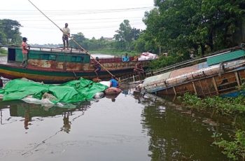 আখাউড়ায় তিতাস নদীতে ডুবল দেড় কোটি টাকার পণ্য বোঝাই নৌকা