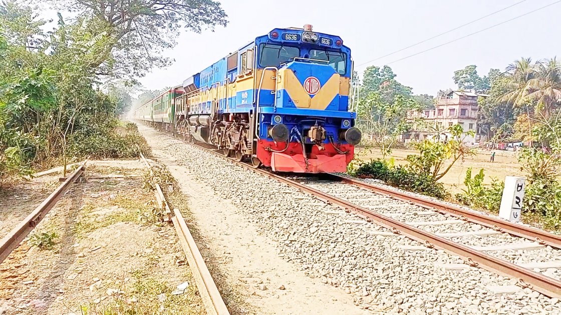 সান্তাহারে ট্রেনের বগি লাইনচ্যুত, উত্তরবঙ্গের রেল যোগাযোগ বন্ধ