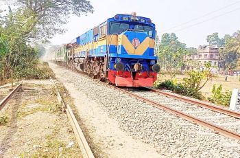 সান্তাহারে ট্রেনের বগি লাইনচ্যুত, উত্তরবঙ্গের রেল যোগাযোগ বন্ধ