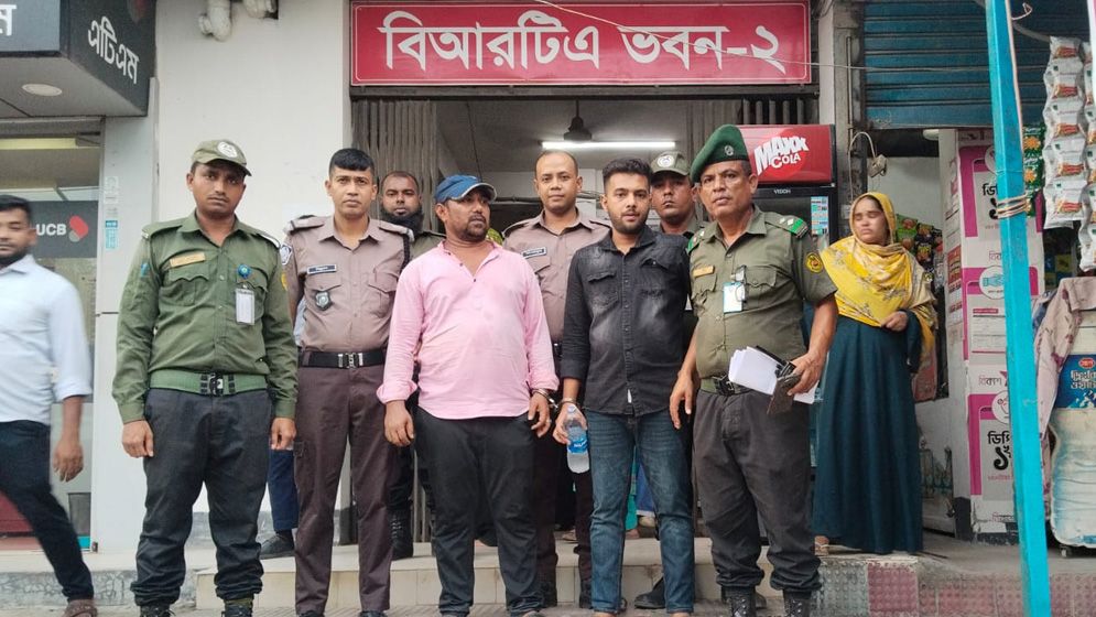 উত্তরা বিআরটিএতে দালালবিরোধী অভিযানে ৩ আটক
