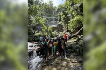 পাহাড়ের দুর্গম পথে তরুণের সাহসিকতার গল্প