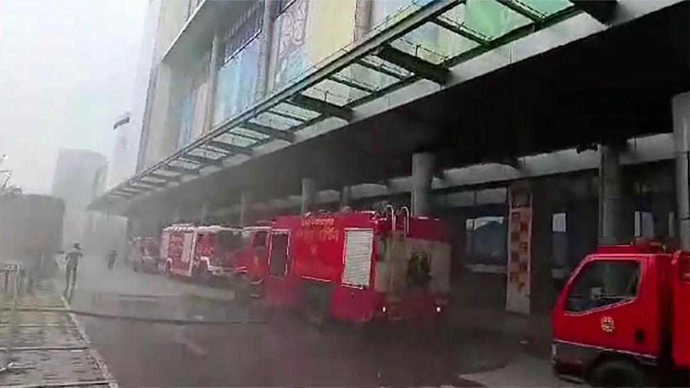 রাজধানীর সেন্টার পয়েন্ট শপিং মলে ফুডকোর্টে অগ্নিকাণ্ড
