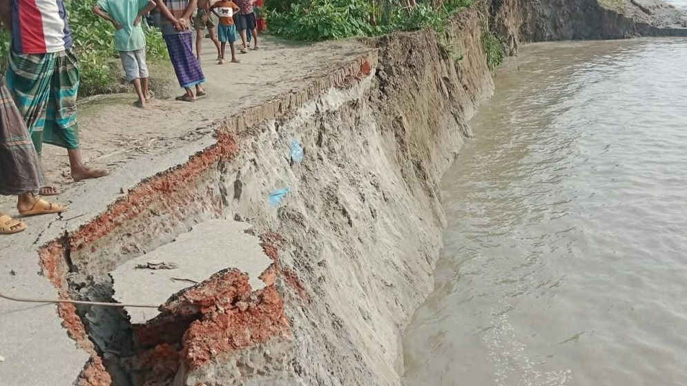 পটুয়াখালীর দশমিনায় তেঁতুলিয়া নদীতে ভয়াবহ ভাঙন, উদ্বেগ ছড়িয়েছে স্থানীয়দের মাঝে
