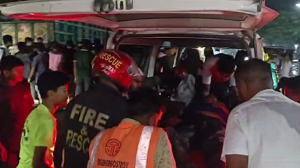 পাবনায় সড়ক দুর্ঘটনায় মা-বাবা নিহত, ছেলের বিয়ের আগের দিন শোকের ছায়া