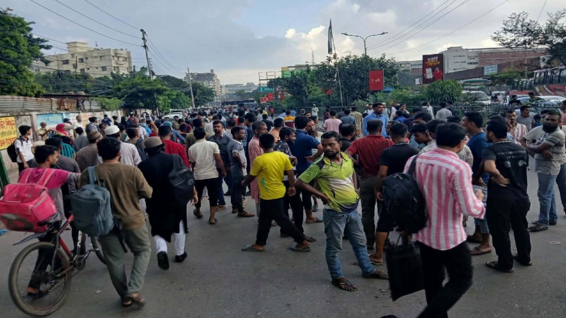 মহাখালীতে বাস মালিক-শ্রমিকদের সড়ক অবরোধ, যানজটের সৃষ্টি