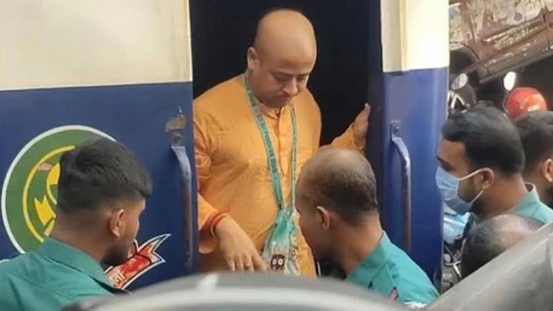 মায়ের শেষকৃত্যে অংশ নিতে প্যারোলে মুক্তি পেলেন চিন্ময় দাস