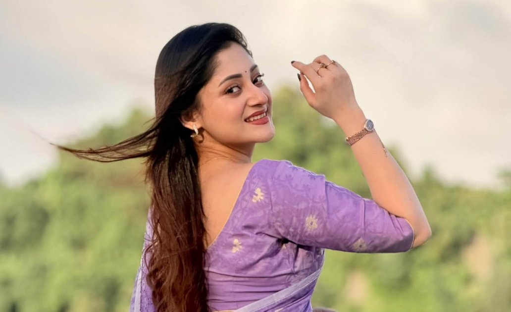 পূজা চেরীর বেগুনি শাড়িতে নতুন বার্তা, ‘গল্প শেষ হয়নি’
