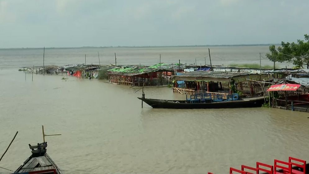 পদ্মার উজানের ঢলে প্লাবিত নিমাঞ্চল, খাদ্য ও পানির সংকট