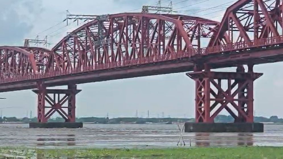 পাবনায় হার্ডিঞ্জ ব্রিজে ট্রলারের ধাক্কায় এক যুবক নিখোঁজ