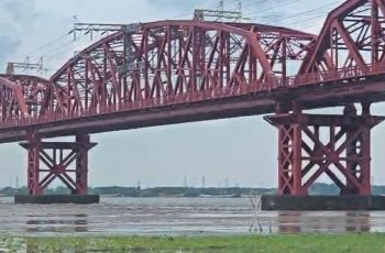 পাবনায় হার্ডিঞ্জ ব্রিজে ট্রলারের ধাক্কায় এক যুবক নিখোঁজ