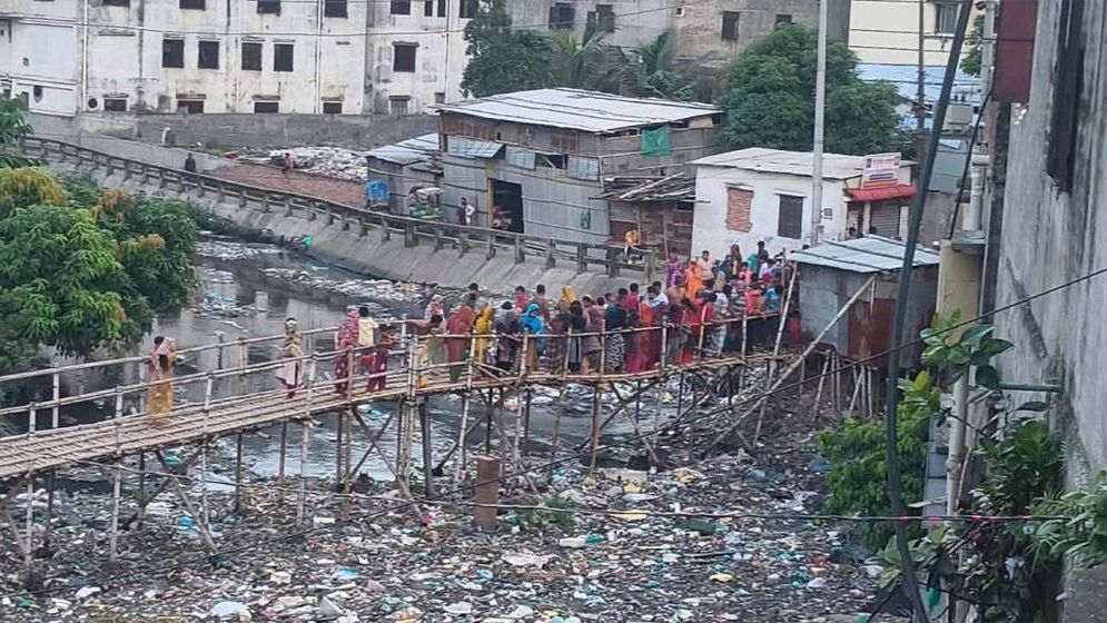 রাজধানীর আদাবরে খাল থেকে উদ্ধার অজ্ঞাত নারীর খণ্ডিত দেহাংশ