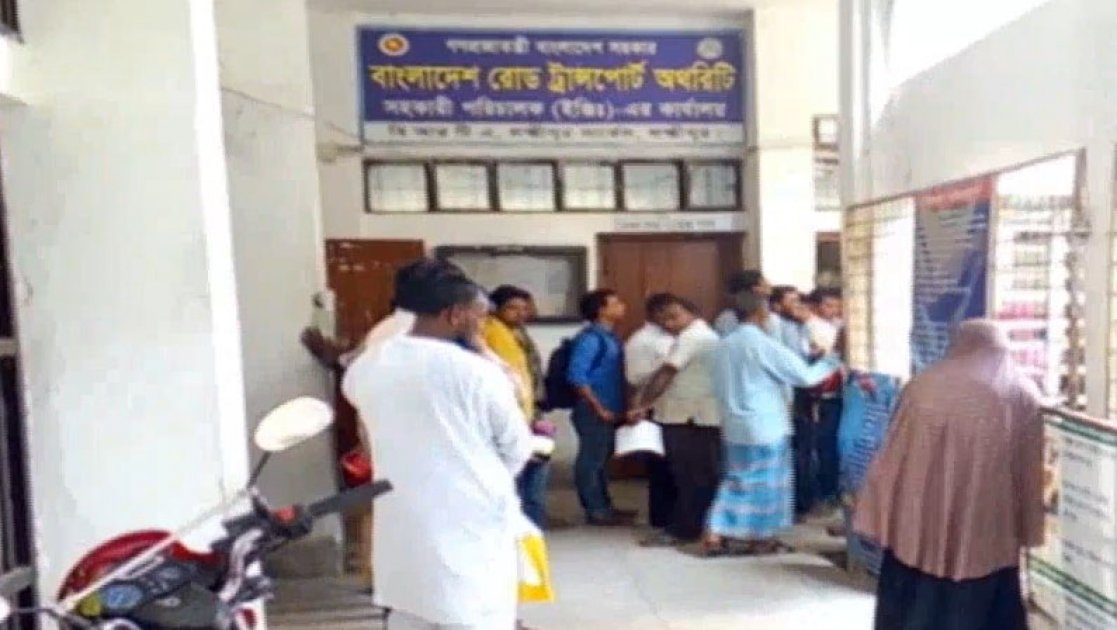 বিআরটিএ কার্যালয়ে দালালদের দৌরাত্ম্য, অনলাইন সেবায় ভোগান্তি অব্যাহত