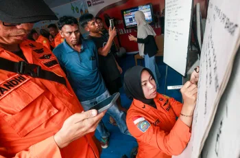 জাভা সাগরে ফেরি দুর্ঘটনায় একজনের মৃত্যু, ১০২ জন উদ্ধার