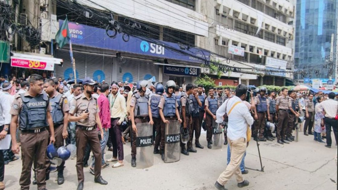 ইসলামী ব্যাংকের সামনে উত্তেজনা, সোমবার ফের অবস্থান কর্মসূচি