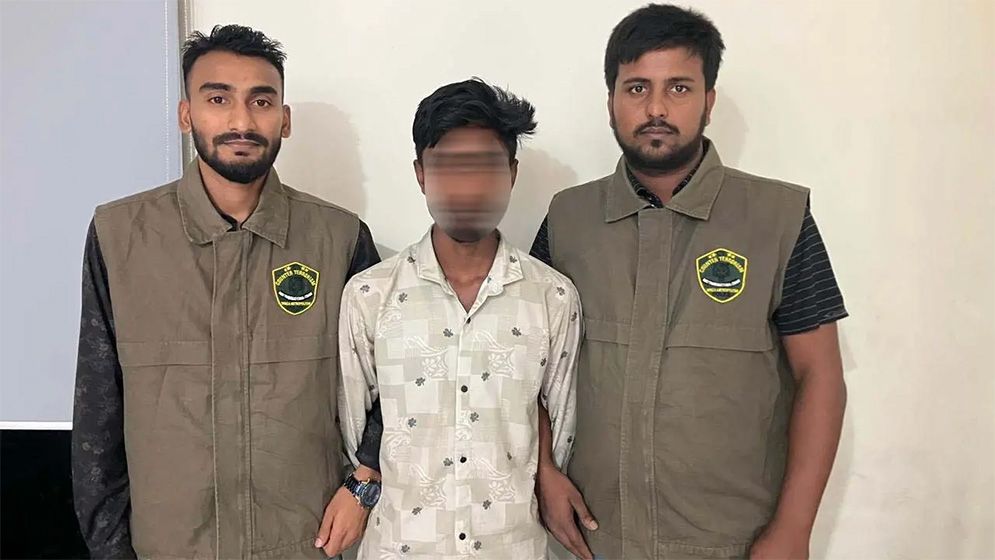 অবৈধ তথ্য বেচাকেনার অভিযোগে যুবক গ্রেফতার