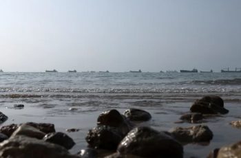 হরমুজে জাহাজ চলাচল গড়ে ১৪টি, উদ্বেগ বাড়ছে