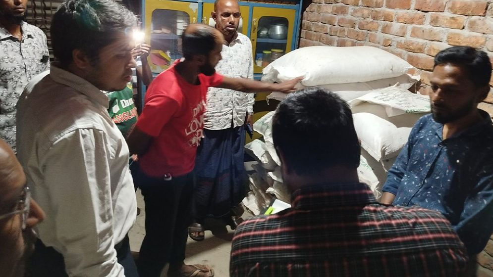 পঞ্চগড়ে অবৈধ সার মজুত: ৫৮ বস্তা জব্দ, চারজনকে জরিমানা