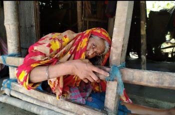 শতবর্ষী বাবা-মায়ের কাঁধে পঙ্গু মেয়ের ভার