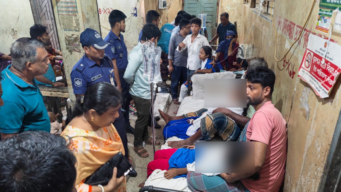 হাতিয়ায় শ্রেণিকক্ষে ২১ শিক্ষার্থী অসুস্থ, আতঙ্ক ছড়িয়েছে