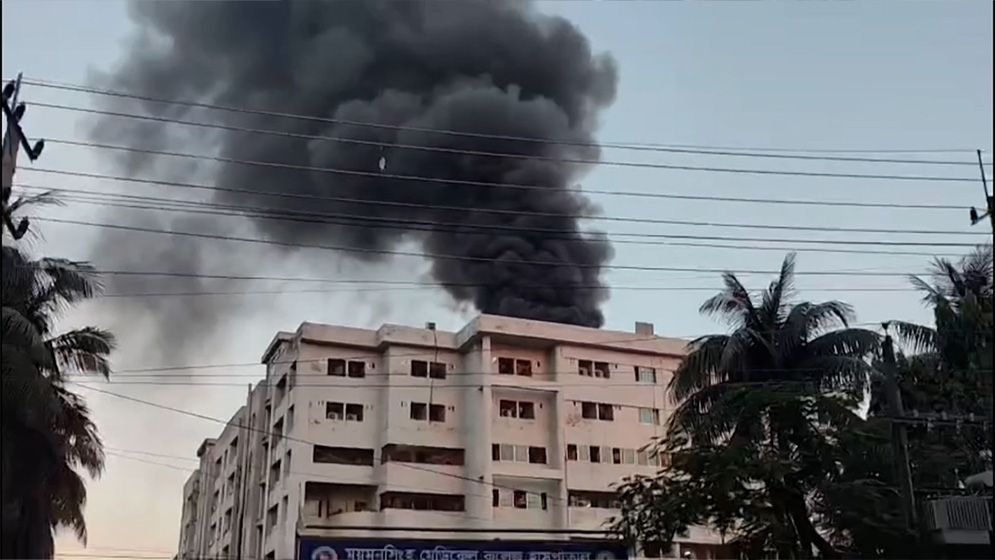 ময়মনসিংহ মেডিকেলে অগ্নিকাণ্ড: তদন্ত কমিটি গঠন, সিঁড়ি বন্ধের অভিযোগ