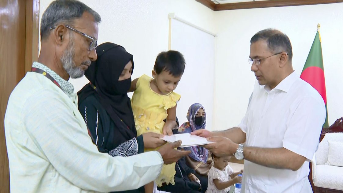 প্রধানমন্ত্রীর সঙ্গে সাক্ষাৎ শহীদ সেনাসদস্যের পরিবারের সদস্যদের