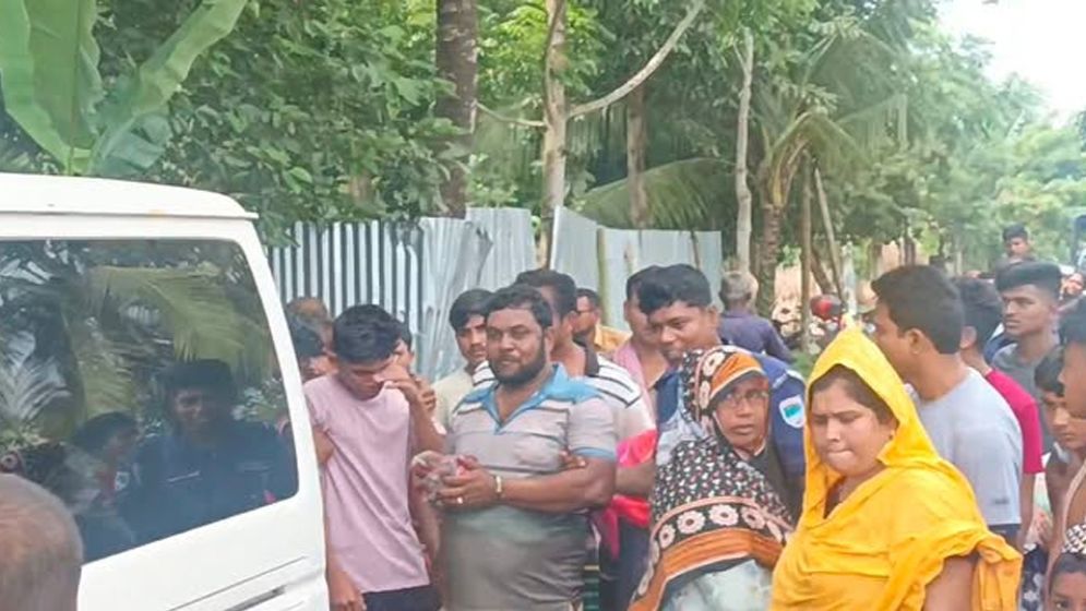 সাতক্ষীরায় নকল কীটনাশক তৈরির কারখানায় র‍্যাবের অভিযান