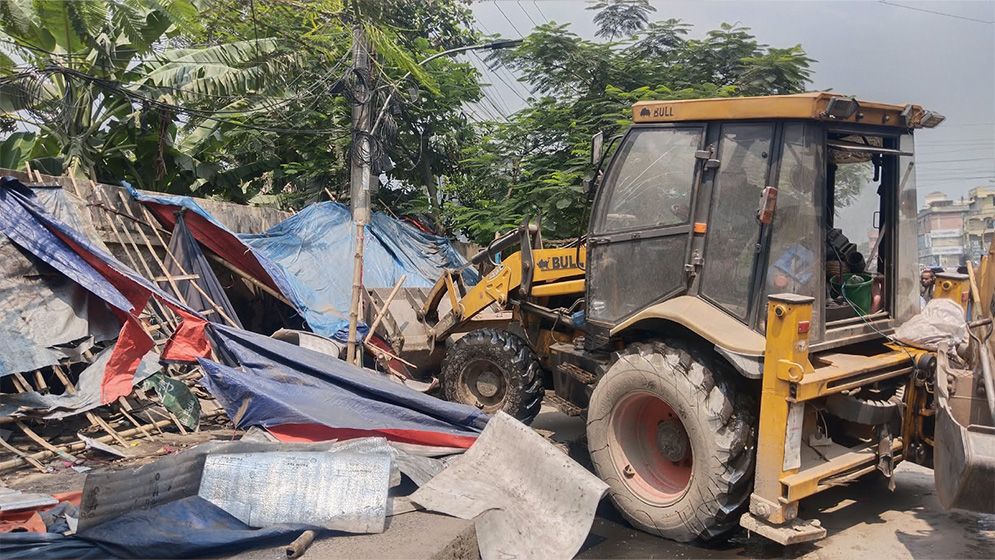 টঙ্গীতে সড়ক দখলমুক্ত করতে গাজীপুর সিটি করপোরেশনের উচ্ছেদ অভিযান