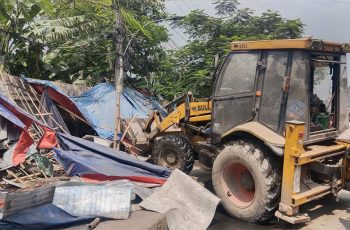 টঙ্গীতে সড়ক দখলমুক্ত করতে গাজীপুর সিটি করপোরেশনের উচ্ছেদ অভিযান