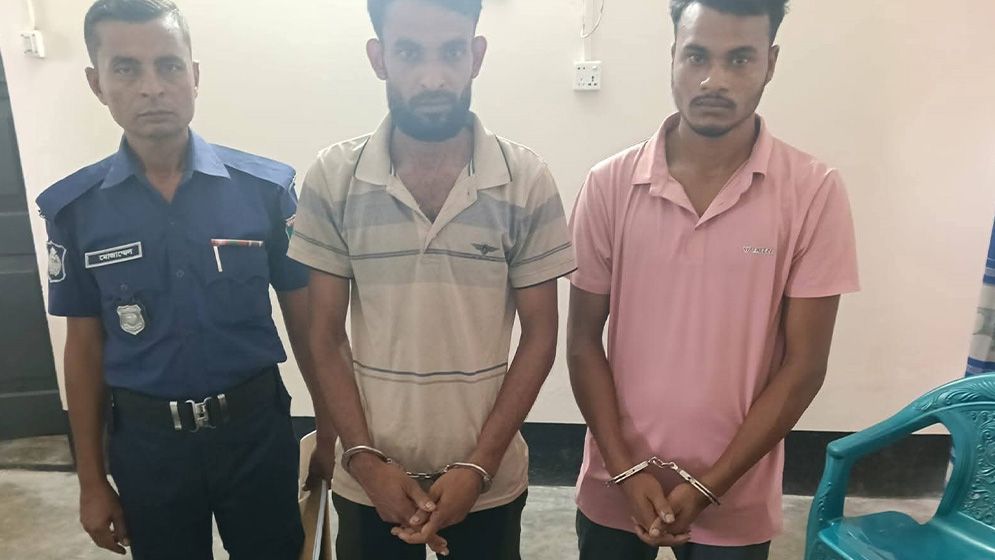 ঝিনাইদহে প্রবাসীর বাড়িতে চুরি, দুই যুবক আটক