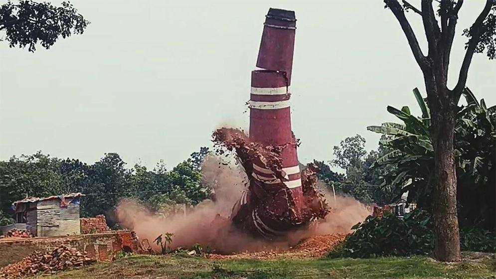 জামালপুরে অবৈধ ইটভাটায় প্রশাসনের অভিযান, চিমনি ভেঙে দেওয়া হলো